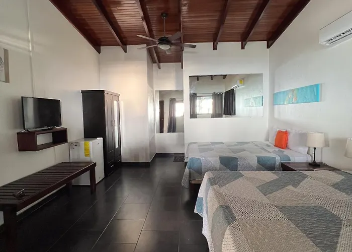 Perla De La Playa Beachfront Hotel *