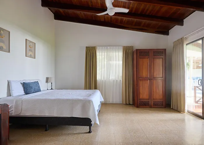 Perla De La Playa Beachfront Hotel *